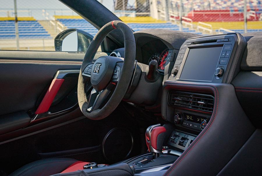 Интерьер Nissan GT-R Nismo (R35) 2019 года  (NA) (фото 8 из 19)